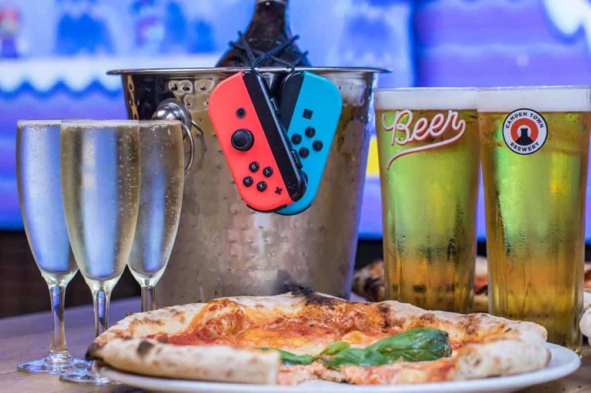 Platform gaming bar's drinks and pizza